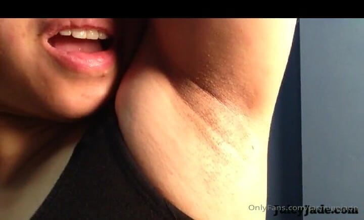 JasmineJade: मेरे पसीने को चाटो !! वीर्य मेरी पूजा करो जबकि मैं पूरी तरह पसीने से तर हूँ !!