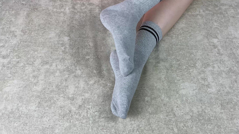 Gloria Gimson: Sexy benen van meisje in grijze katoenen sokken