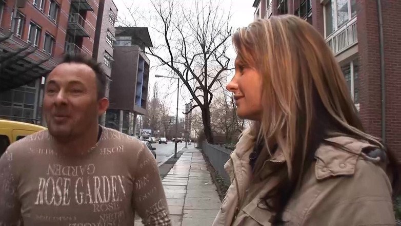 Busty German Sluts: Blonďatá MILFka z Německa je nastříkaná do zadní části auta