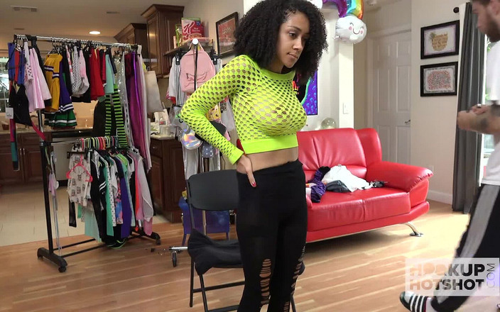 HookUp HotShot-BTS: エッチなアリアナ・エイムズはブライアン・ゴズリングのずさんなセックスをもっと欲しがる