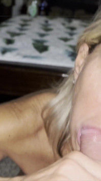 MILF Dianne sucks big cock