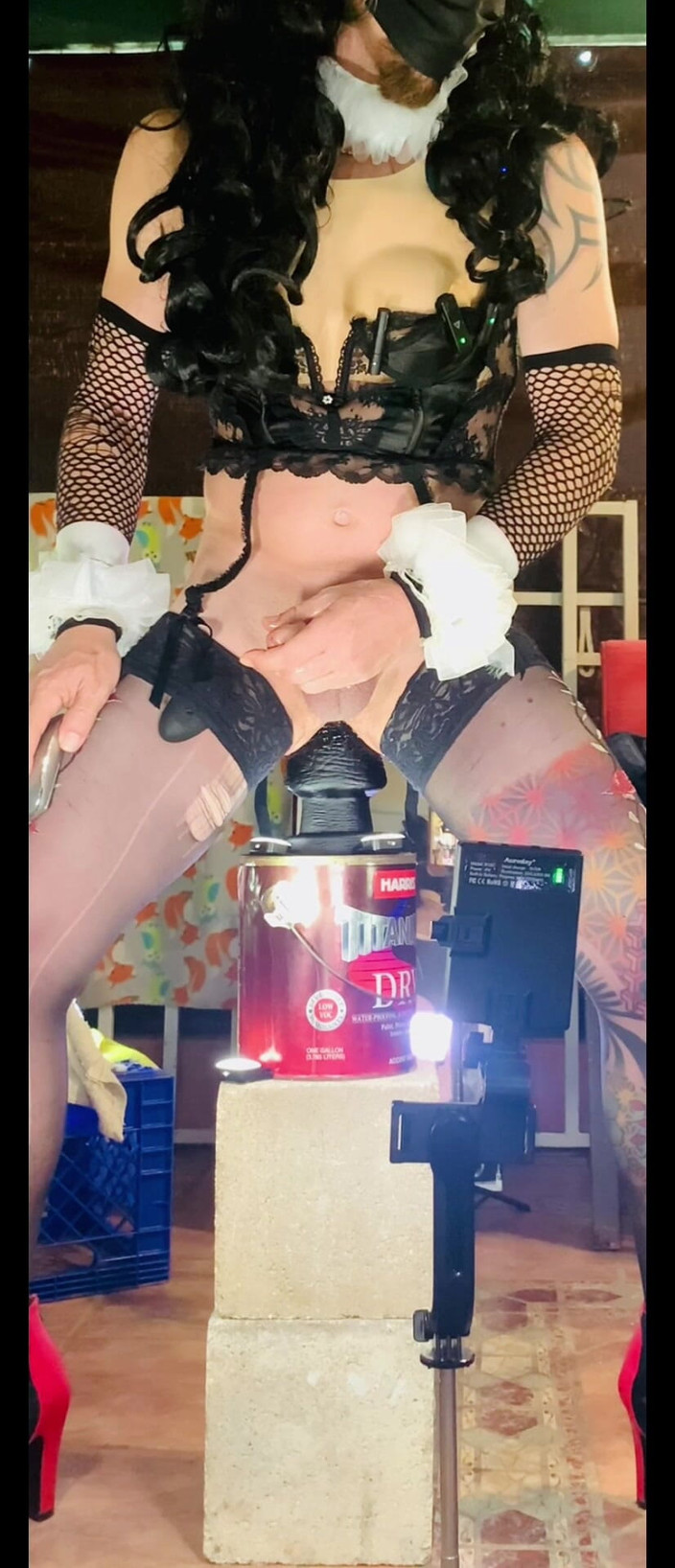 Benito414: Femboy seksi iç çamaşırı büyük siyah dildoya biniyor