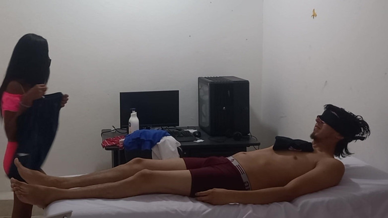 NEGRITA SEXY: El doctor da una consulta morbosa a un paciente que...