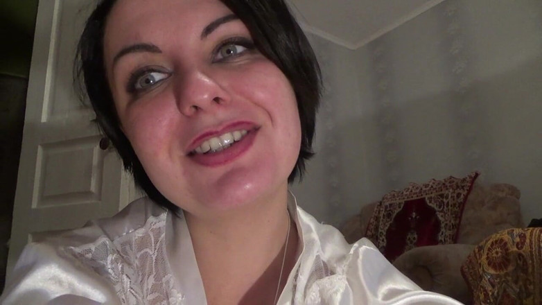 Sexy Milf: Sexig hemmafru i silkevit mantel desperata att kissa länge och än...