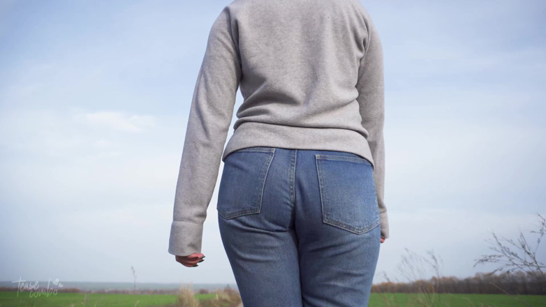 Teasecombo 4K: Mamă sexy cu fund gras care se plimbă în aer liber în...