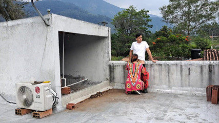 Aly: Работник сосет у обслуживающего мужика, часть 1