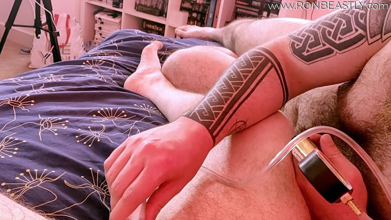 RonBeastlyFTM: Trans medvěd dostane jeho klitoris napumpovaný sexy mýlem