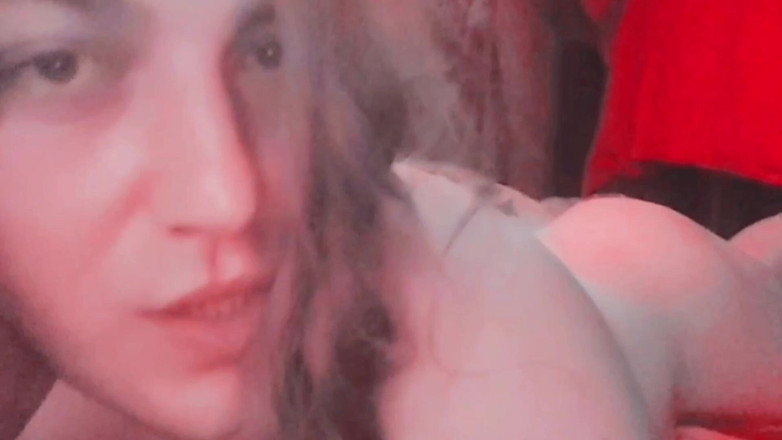 Kitty_Cross: Une superbe tapette taquine lentement avec des courbes corporelles parfaites