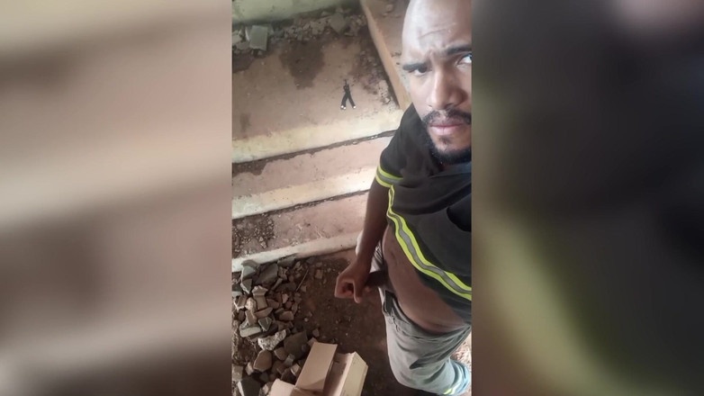 TheBlacKHunterr: На лестнице здания удар