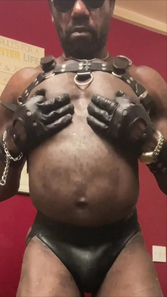 Black mature kinky muscle: 黑色肌肉单人皮革橡胶扭结和沉重的卸货