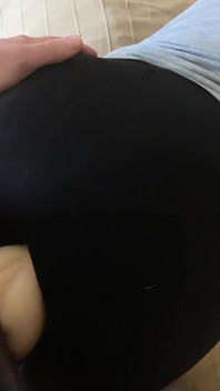 Mainan kongkek dan pancutan mani pada leggins