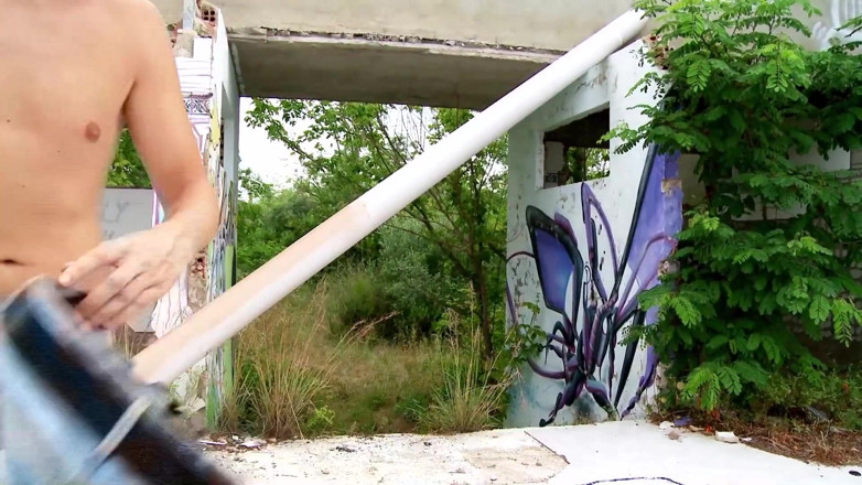 Hot Girlz: Baise en plein air avec une pute brune mince
