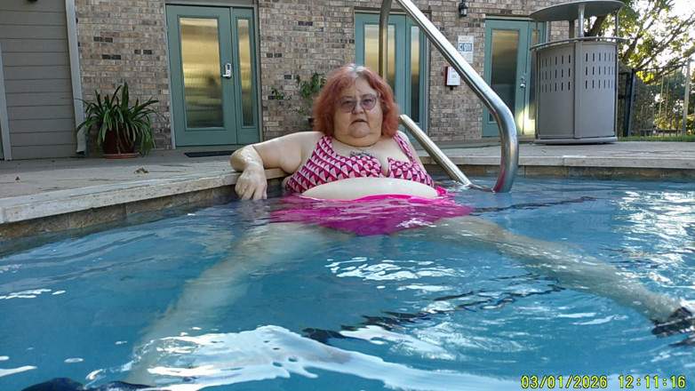 BBW nurse Vicki adventures with friends: La enfermera de gran belleza Vicki muestra sus zapatos de...