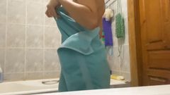 Alexa Holly: Puta caliente acaricia su gran clítoris en el baño desnuda...