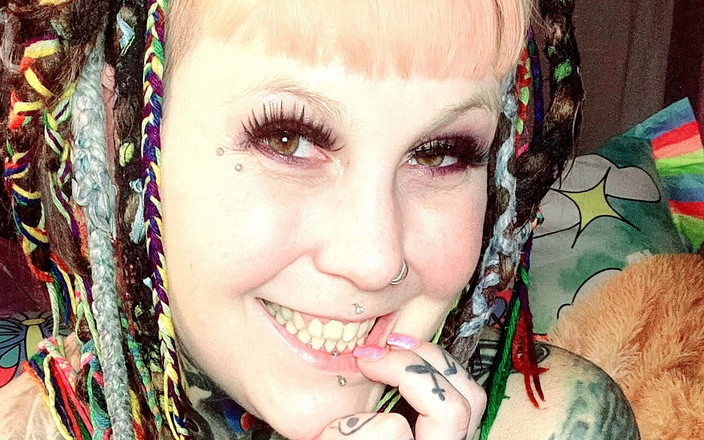 Madame Stiletto: Getatoeëerd meisje met dreadlocks speelt met strakke kleine kut