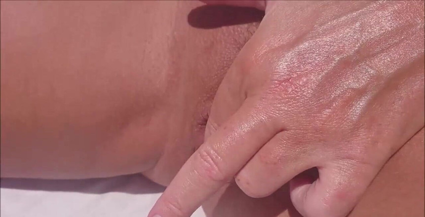 Natalie K: Dalam adegan luar sudut pandangan pertama ini, saya berbaring bogel...