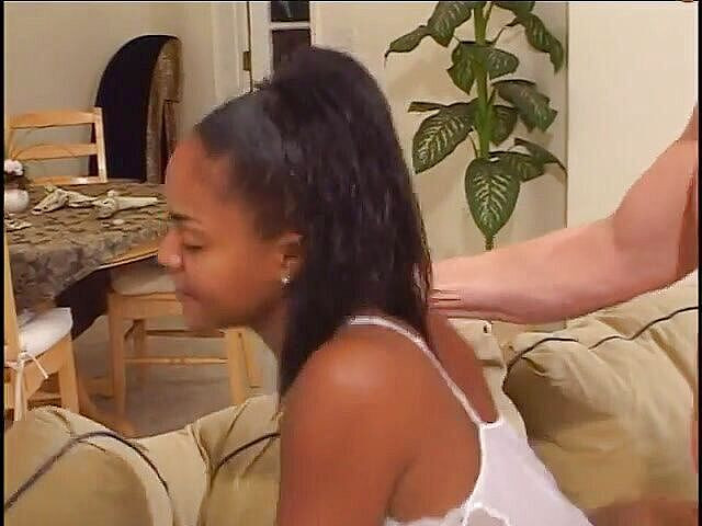 Best Butts: Bílý chlápek šuká roztomilou ebenovou sestřičku v sexy bílém prádle