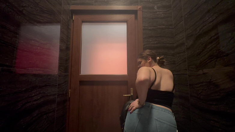 Your fantasy studio: Páchnoucí prdy v koupelně restaurace