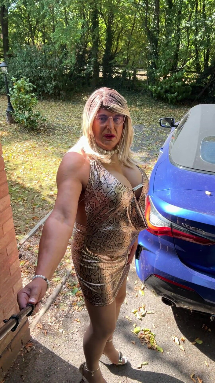 Kellycd2022: सेक्सी क्रॉसड्रेसर kellycd2022 गोल्ड लेपर्ड प्रिंट ड्रेस टैन पेंटीहोज और हील्स एस में