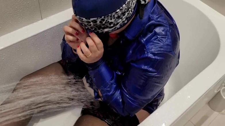 Slutty Ms B: Sploshing satinado