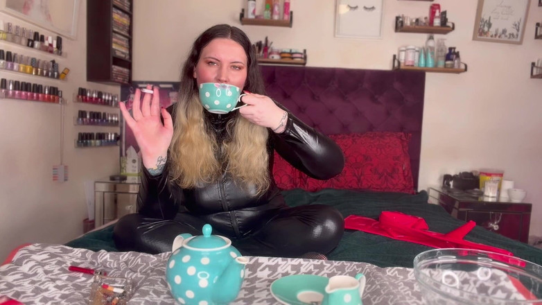 MissFFW: Господиня ffw п'є чай, поки не рветься до сечі