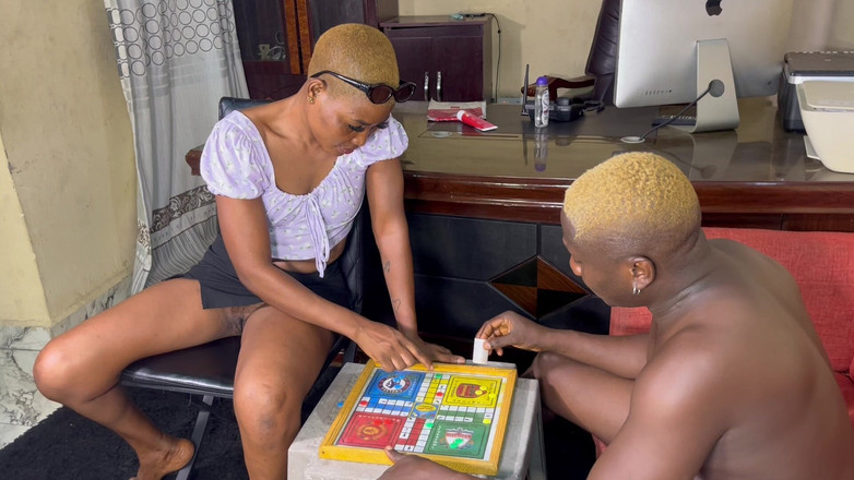 Prettypussy102: Üvey erkek kardeş ve üvey kız kardeş birlikte oynuyor