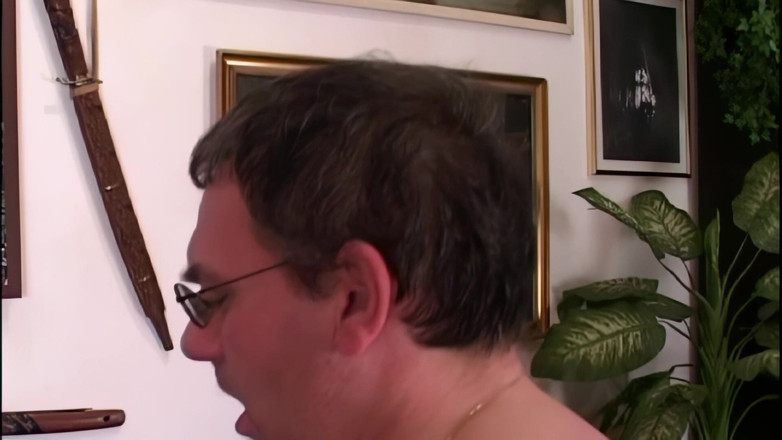 Nasty LADYBOY: मिशेल गोमेज़ बूढ़े आदमी के साथ चलता है