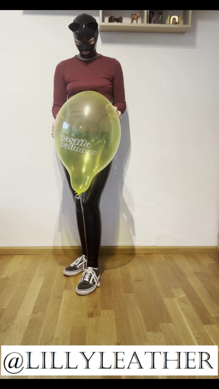 LillyLeather: La ragazza looner esce fuori 4 palloncini in abito carino e...