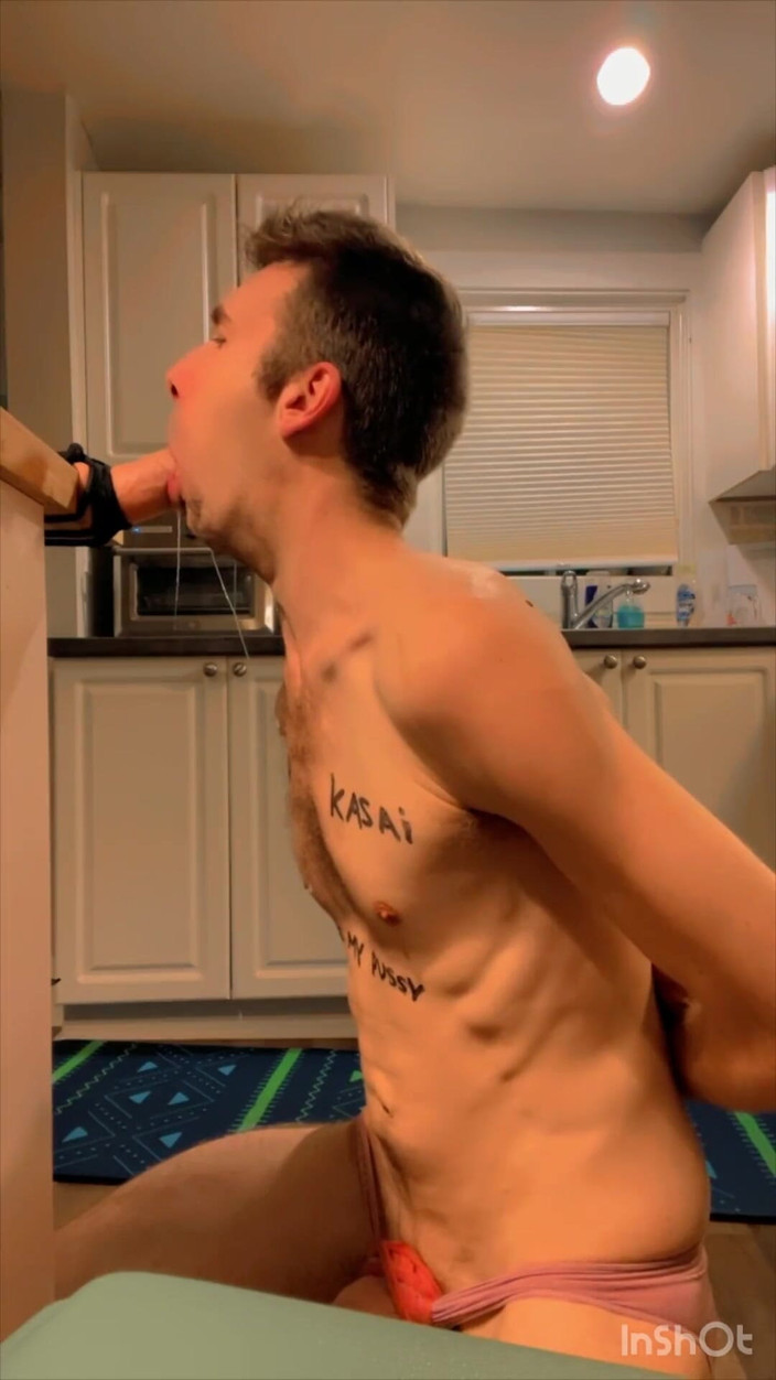 Makfrey: Loser fag lagi asik nyepong dildo untuk masternya