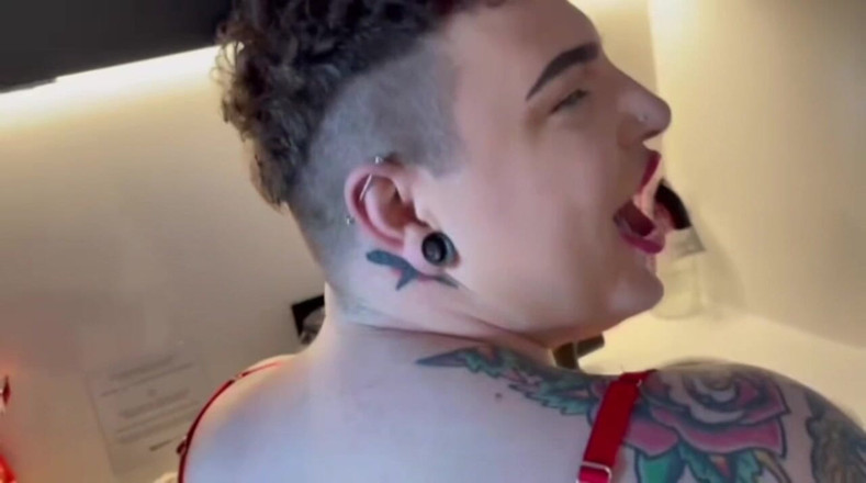 Buggiesmugglr: Femboy Ev Işlerini Yaparken Kocası Tarafından Rahatsız Ediliyor