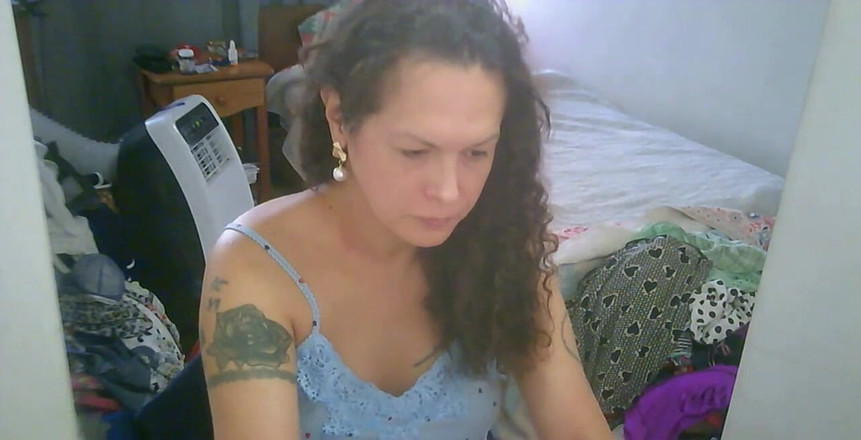 Nikki Montero: 我设法在我的馈送线上发布了我的网络摄像头节目！