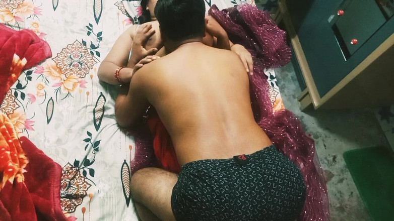 Manjushukla: Kakak ipar india yang cantik dengan kain sosis warna merah.