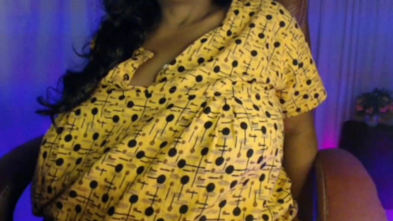 HotGirl21: Беременная дама играет с сиськами и большим животом.