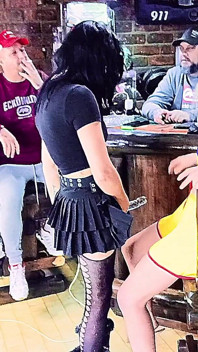 Was genau passiert ist, hier hat mein mädchen meiner stiefschwester einen dildo benutzt