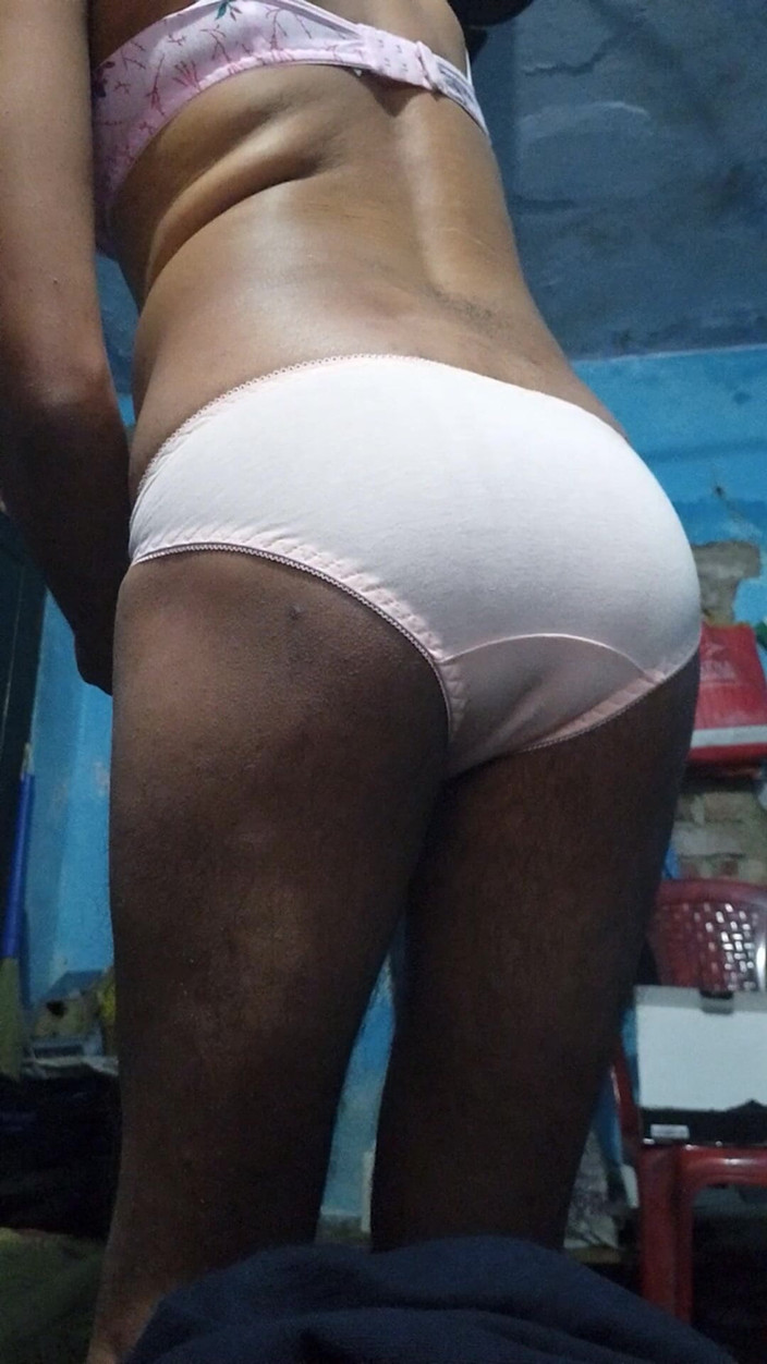 Lustyizlife: Giovane indiano effeminato travestito con cazzo fimosi fino alla sborrata...