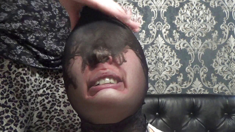 Goddess Misha Goldy: Neus vingeren, gezicht rommelen, domme gezichten, netkousen op hoofd, lippenfetisj!...