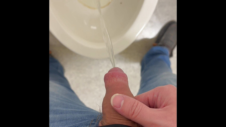 Dix Galore: Un orso gay non circonciso piscia in bagno e su...