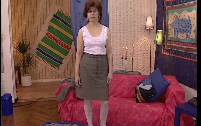 YOUR FIRST PORN: Stara Ramona z nowym dildo
