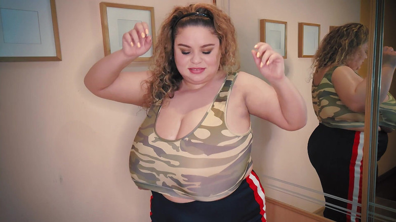 Anna Katz: 奶子在慢动作中摧残上衣