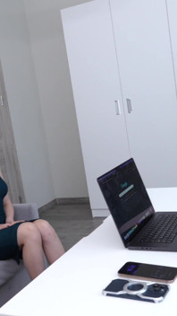 Wow! il colloquio di lavoro è stato un gran successo e ora due ragazzi mi stanno scopando duramente con i loro enormi cazzi su un divano economico da ufficio!