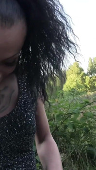 Sara Kane, MILF mariée dévergondée, revient pour une autre séance de dogging amateur