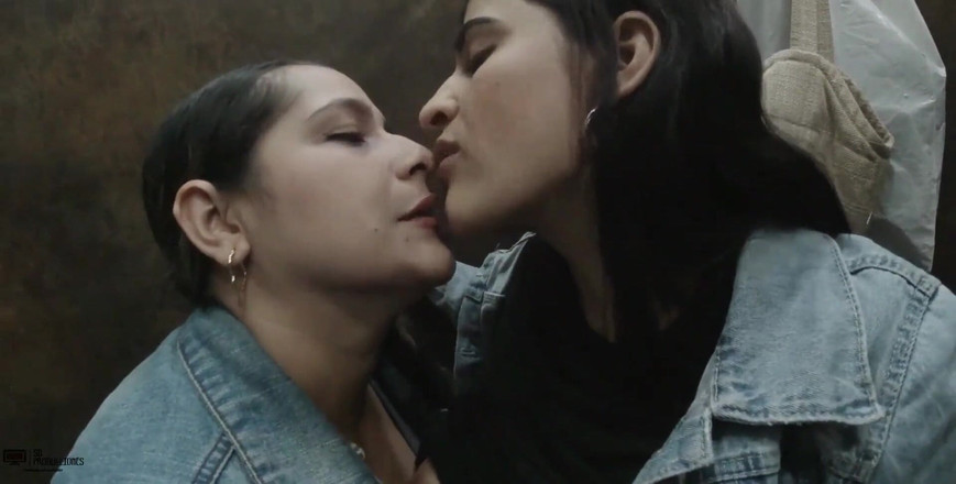 Candyrouse: ストレンジャーは、モールでバイブレーターを体験する代わりに資金を提供してくれます