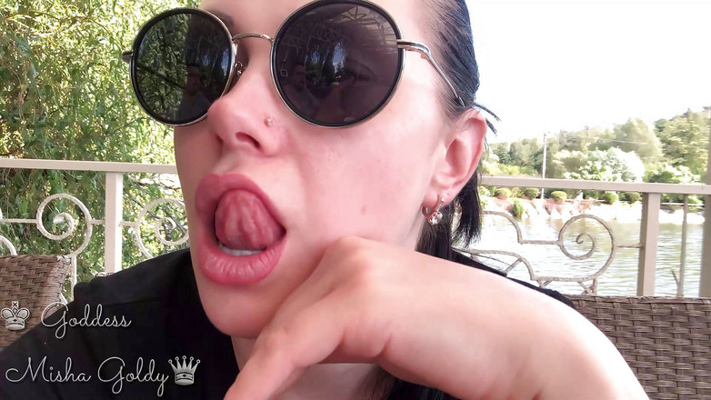 Goddess Misha Goldy: Jilat bibir besar seksi &amp; menghirup bibir &amp; fetish cermin mata di...