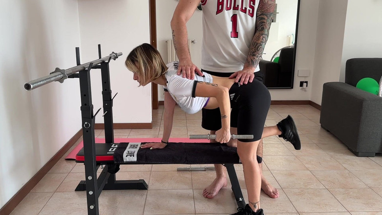 Tommy e Annika: После беременности я решила нанять персонального тренера для тренировки. Трахнул меня на скамье