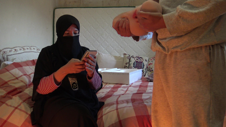 Souzan Halabi: Soția arabă saudită îi spune fiului vitreg cum să fută o...