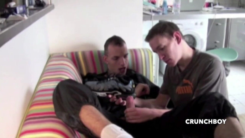Sneaker gay: Pullu delikanlı için spor ayakkabı ve ayaklarda maksimum aşağılamalar
