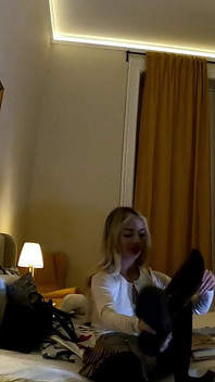 Roztomilá sexy těsná kundička blondýna v červených punčochách a minisukni si vezme kalhotky do flash kundičky a zadku