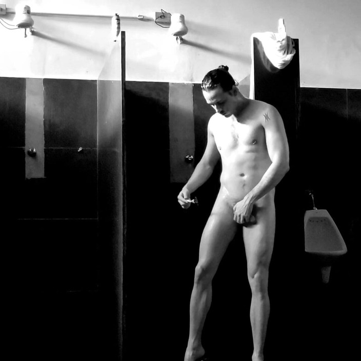 Hakam: 클럽 샤워 중 야외 슬라이드 정액