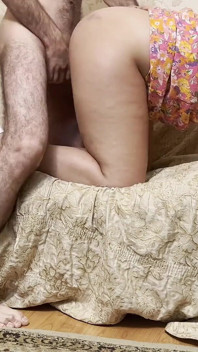 Elle suce la bite du garçon sur le canapé puis lui fourre son gros cul
