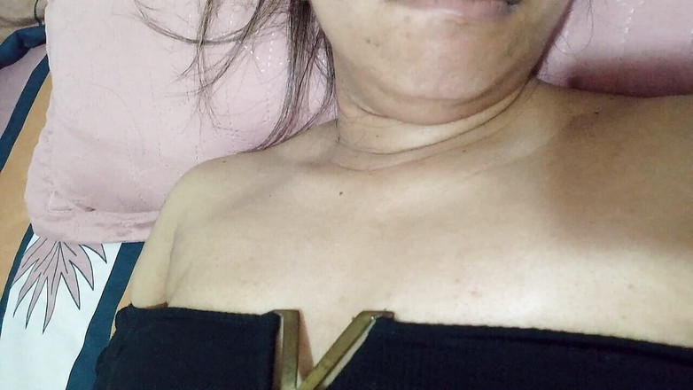 PATY PATY: 若い女の子は彼女の大きくて硬いおっぱいがはっきりと見え、彼女は舌でそれらに触れ、彼女はベッドで濃厚に噛みます